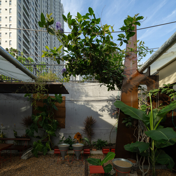 o植物ベースのThao Dien Cafe /XưởngXép-外観写真、中庭