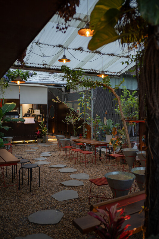 o植物ベースのThao Dien Cafe /xưởngxép-外観写真、中庭、パティオ