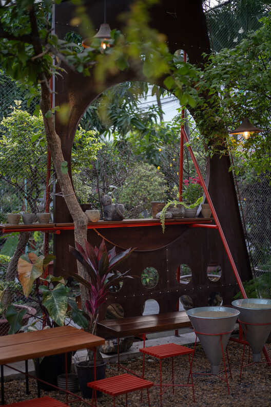o植物ベースのThao Dien Cafe /XưởngXép-外観写真、庭
