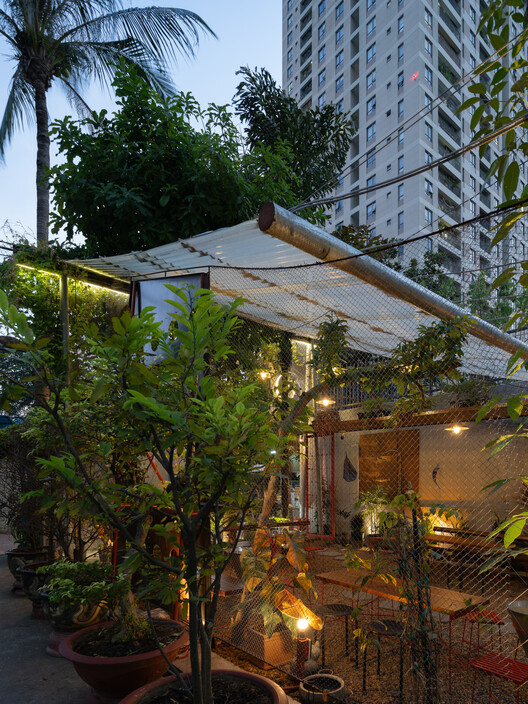 o植物ベースのThao Dien Cafe /XưởNGXép-外観写真、椅子、パティオ、バルコニー、中庭