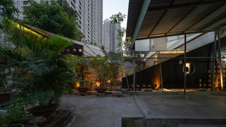 o植物ベースのThao Dien Cafe /XưởngXép-外観写真、中庭