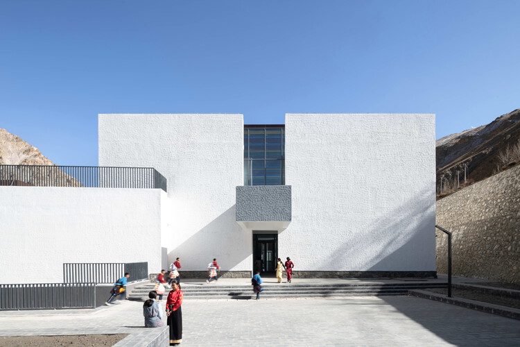 Lhozhag County Middle School / Shenzhen Huahuiデザインの多機能アートセンター - 画像28/37