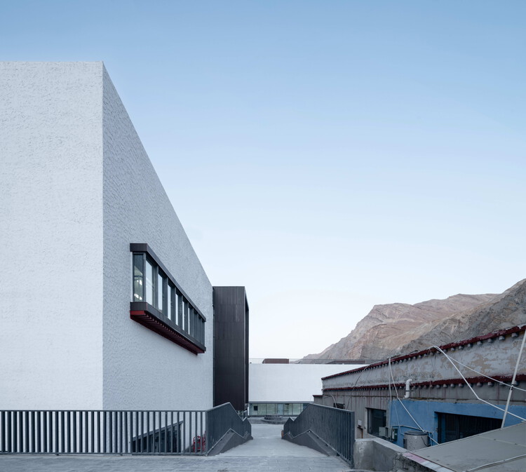 Lhozhag County Middle School / Shenzhen Huahuiデザインの多機能アートセンター - 外観写真