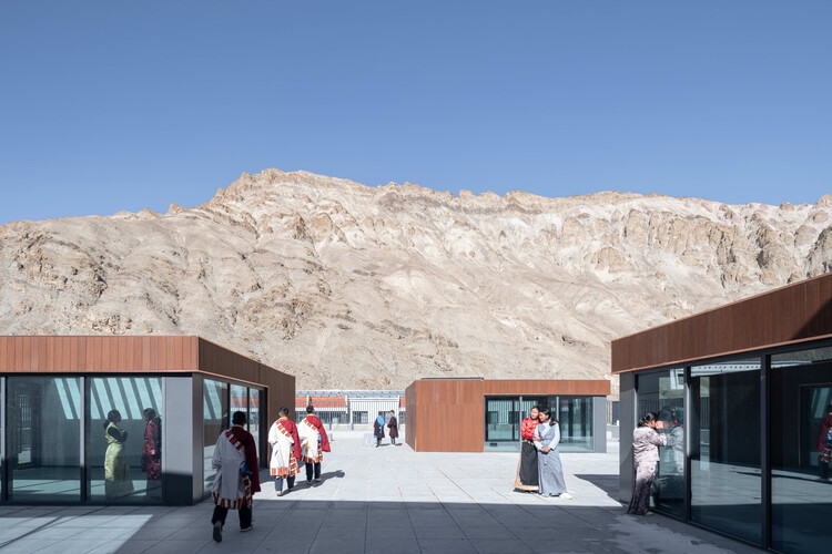 Lhozhag County Middle School / Shenzhen Huahuiデザインの多機能アートセンター - 外観写真
