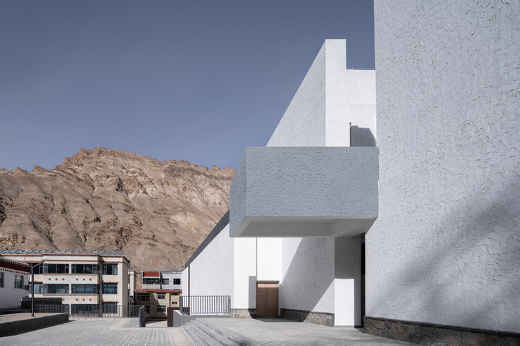 Lhozhag County Middle School / Shenzhen Huahuiデザインの多機能アートセンター -  37の画像2