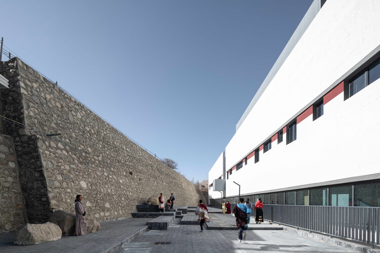 Lhozhag County Middle School / Shenzhen Huahuiデザインの多機能アートセンター - 外部写真、コンクリート