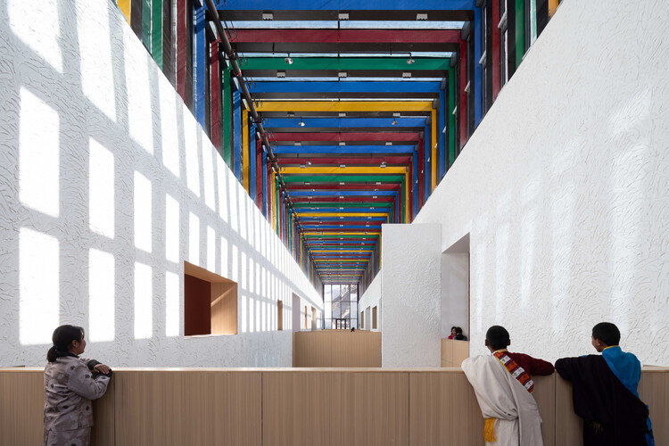 Lhozhag County Middle School / Shenzhen Huahuiデザインの多機能アートセンター - インテリア写真、階段、ビーム