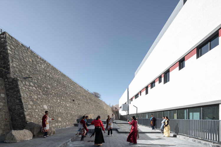 Lhozhag County Middle School / Shenzhen Huahuiデザインの多機能アートセンター - 外部写真、コンクリート