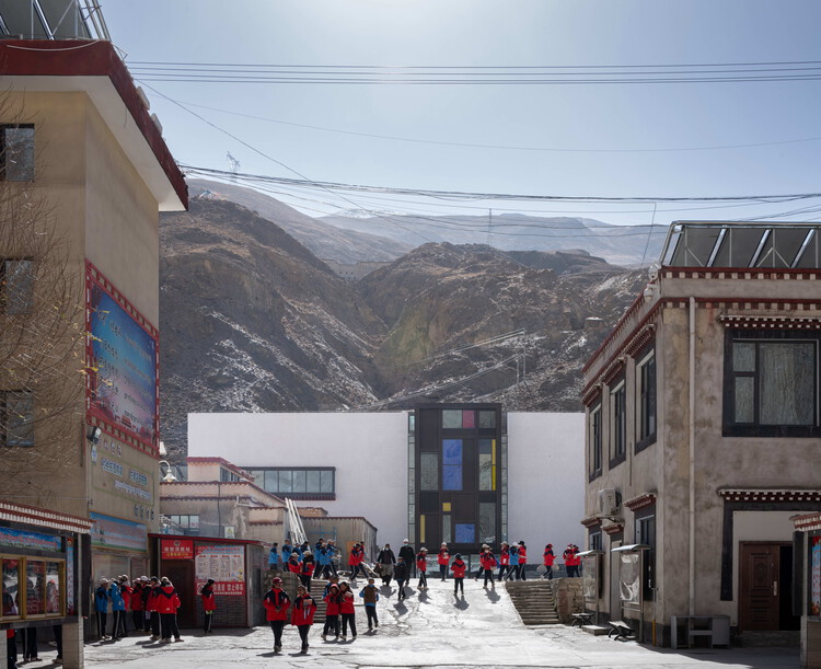 Lhozhag County Middle School / Shenzhen Huahuiデザインの多機能アートセンター - 外観写真