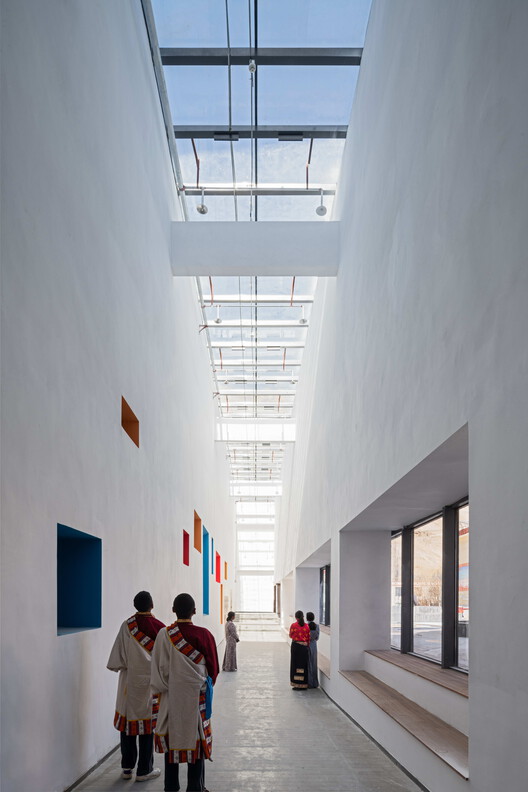 Lhozhag County Middle School / Shenzhen Huahuiデザインの多機能アートセンター - インテリア写真、コンクリート