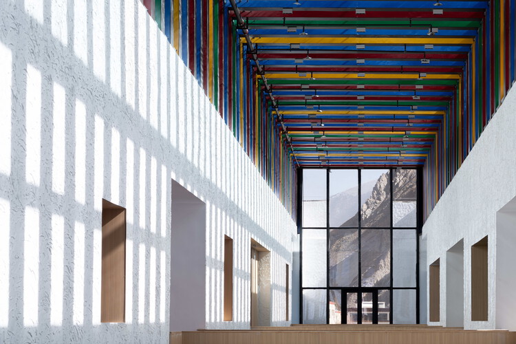 Lhozhag County Middle School / Shenzhen Huahuiデザインの多機能アートセンター -  37の画像13