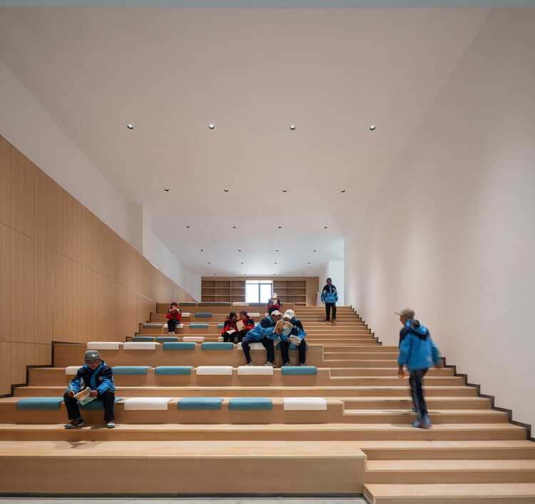 Lhozhag County Middle School / Shenzhen Huahuiデザインの多機能アートセンター - インテリア写真、階段、木材
