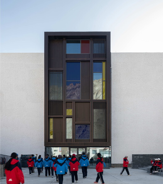Lhozhag County Middle School / Shenzhen Huahuiデザインの多機能アートセンター - 外観写真