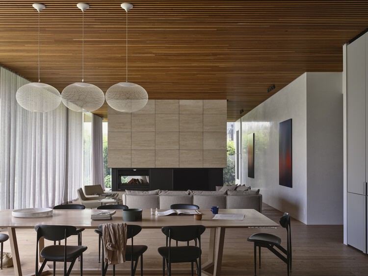 Linea House / Wolveridge Architects-インテリア写真、ダイニングルーム、木材、テーブル、椅子、照明