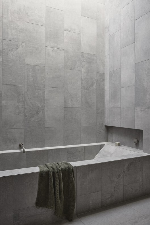 Linea House / Wolveridge Architects-インテリア写真、バスルーム、バスタブ、コンクリート