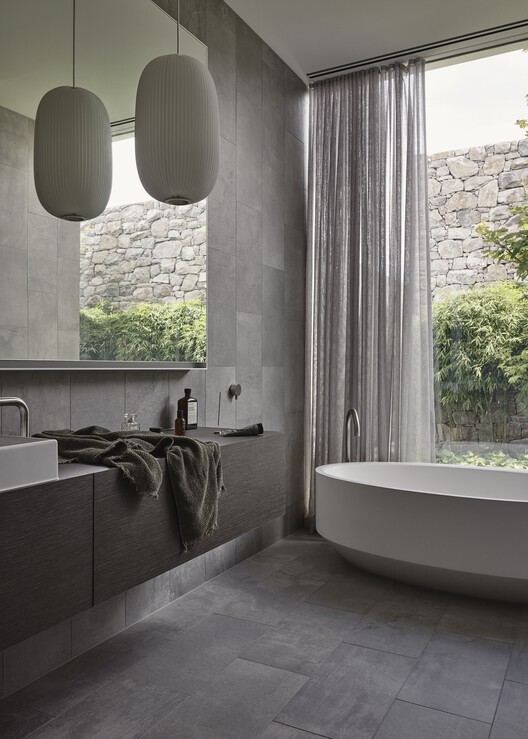 Linea House / Wolveridge Architects-インテリア写真、バスルーム、バスタブ、シンク、カウンタートップ