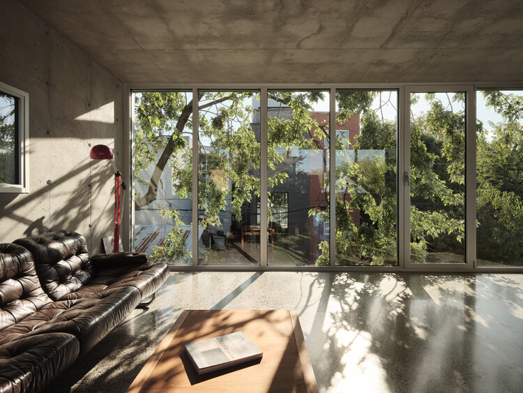 Maison -Jardin Beau / Alexandre Bernier Architecte-インテリア写真、リビングルーム