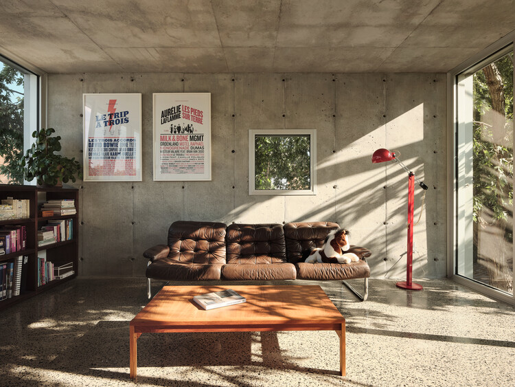 Maison -Jardin Beau / Alexandre Bernier Architecte-インテリア写真、リビングルーム、ソファ、椅子