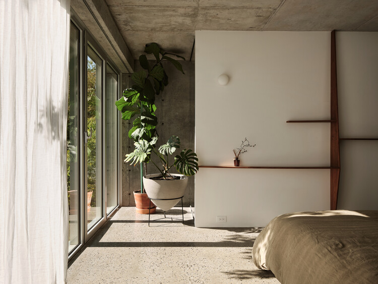 Maison -Jardin Beau / Alexandre Bernier Architecte-インテリア写真、寝室、木材