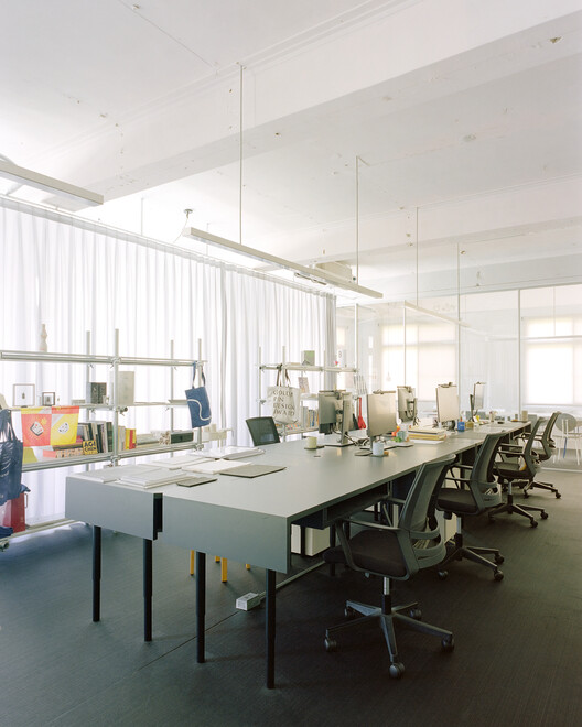 Office P＆L / Studio tngtetshiu-インテリア写真、キッチン、テーブル、椅子、照明