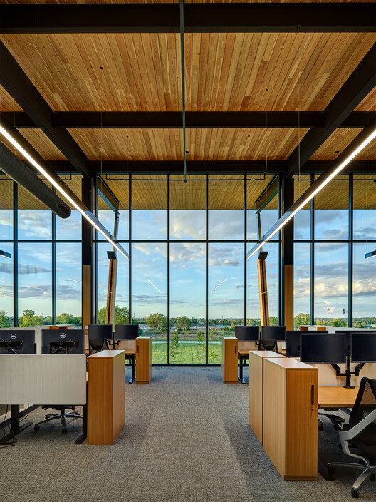 Kreg Tool Corporate Headquarters / Neumann Monson Architects-インテリア写真、キッチン、ビーム