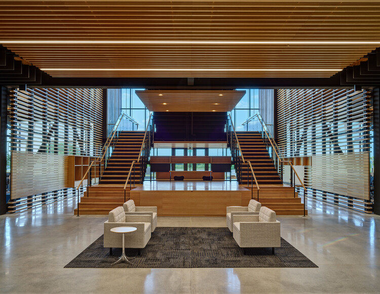 Kreg Tool Corporate Headquarters / Neumann Monson Architects-インテリア写真、木材、階段