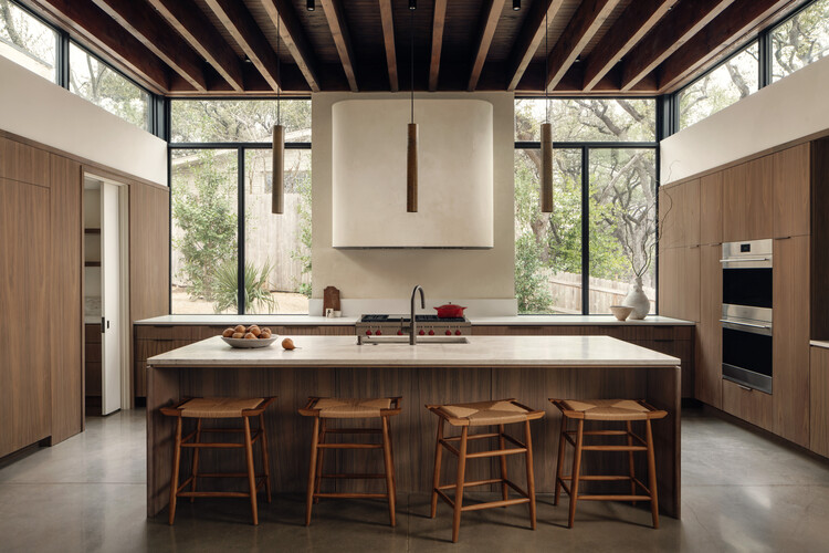 Casa Calma / Ravel Architecture-インテリア写真、キッチン、カウンタートップ、木材、テーブル、椅子