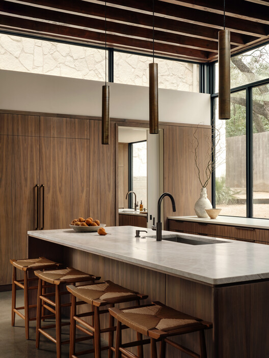 Casa Calma / Ravel Architecture-インテリア写真、キッチン、木、カウンタートップ、椅子