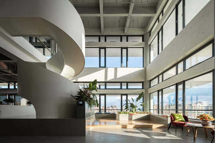 Zhuhai Planning Science and Technology Innovation Center / NSAAA + Zhuhai Institute of Urban Planning＆Design-インテリア写真、木材、ガラス、バルコニー