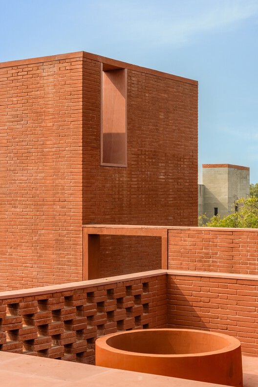 Alloa Hills Weekend Home / Studio Sangath-外装写真、レンガ
