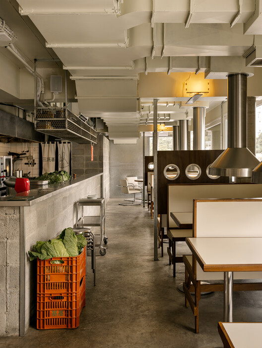 Santokki Restaurant / Tadu Arquitetura-インテリア写真、ダイニングルーム、木材、照明、椅子、ビーム