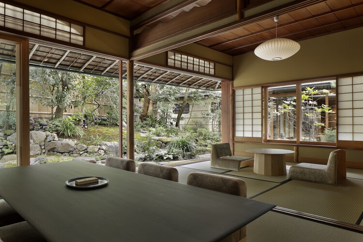 Hotel VMG Villa Kyoto / Moriyoshi Naotake Atelier-インテリア写真、リビングルーム、照明、テーブル、椅子