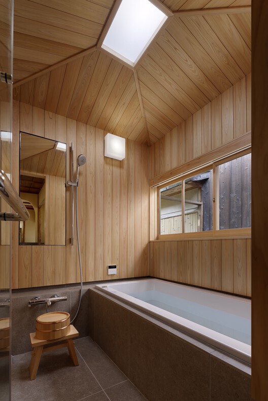 Hotel VMG Villa Kyoto / Moriyoshi Naotake Atelier-インテリア写真、木材、浴槽、バスルーム、ガラス、流し台