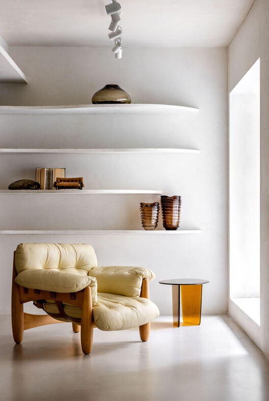Tempo House / Studio Guilherme Garcia-インテリア写真、棚、椅子