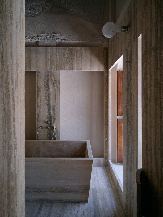 Murad Boutique Hotel / Studio Anne Holtrop-インテリア写真、木材、コンクリート、バスタブ