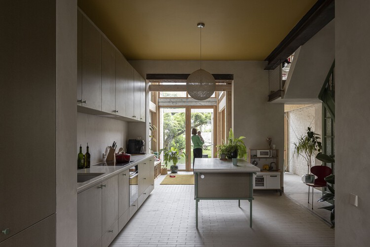 kasteel home /hé！ Architectuur-インテリア写真、キッチン、カウンタートップ、照明、椅子、シンク
