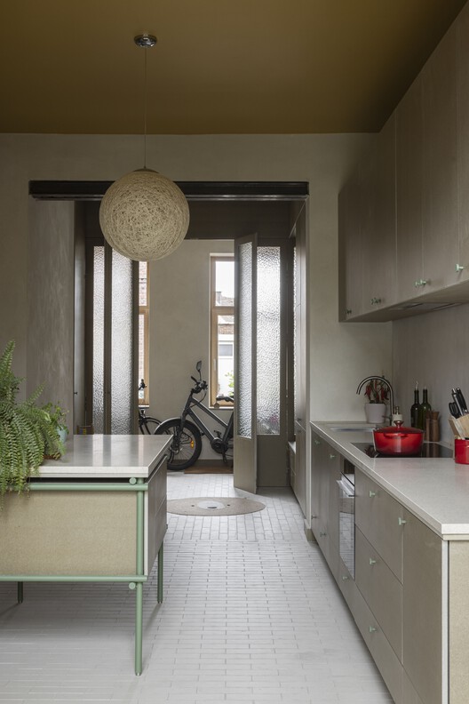 kasteel home /hé！ Architectuur-インテリア写真、木材、キッチン、照明、カウンタートップ、ガラス