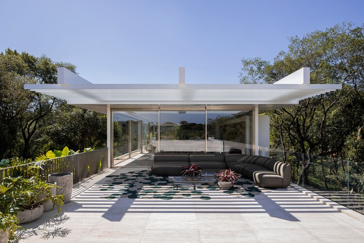House Pedra / Marcos Bertoldi Arquitetos-外観写真、木材、コンクリート、柱、梁、パティオ