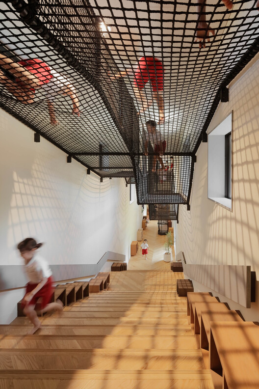 fk幼稚園と保育園 / hibinosekkei + youji no shiro + kids design labo-インテリア写真、階段、手すり