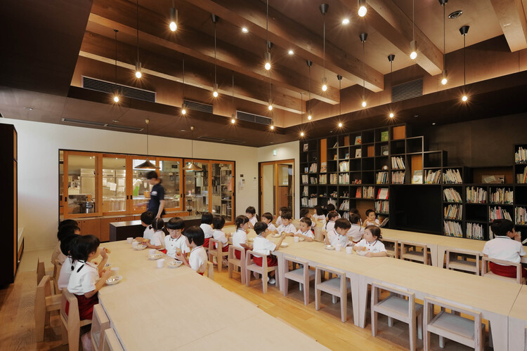 fk幼稚園と保育園 / hibinosekkei + youji no shiro + kids design labo-インテリア写真、棚、椅子