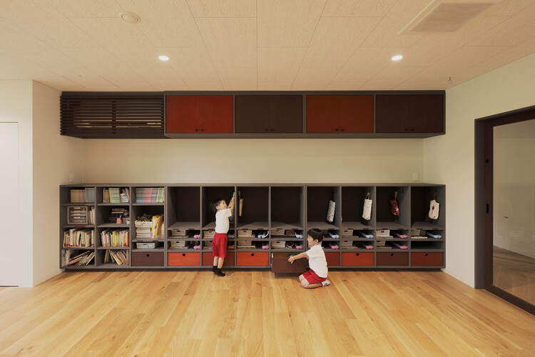 fk幼稚園と保育園 / hibinosekkei + youji no shiro + kids design labo-インテリア写真、木材、棚