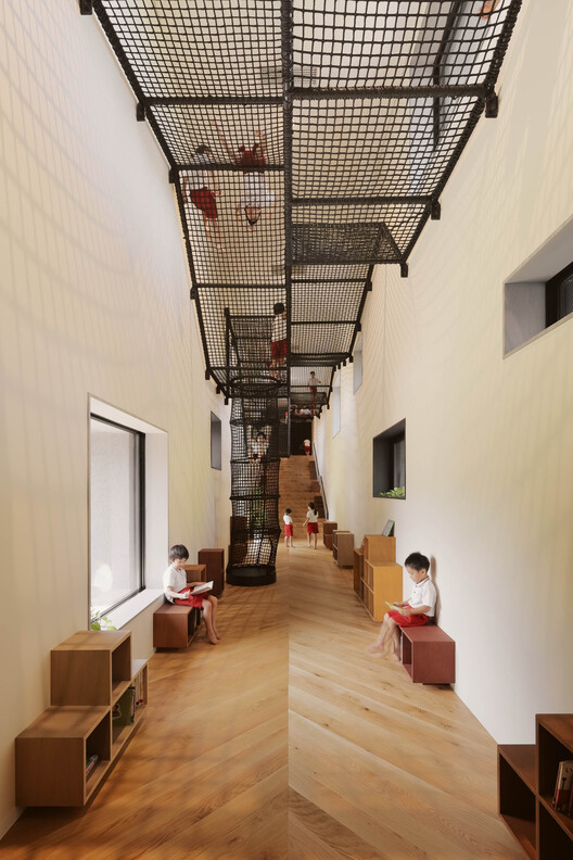 fk幼稚園と保育園 / hibinosekkei + youji no shiro + kids design labo-インテリア写真、木、照明、階段