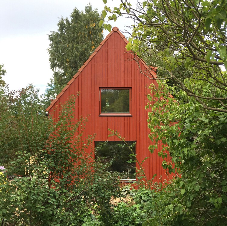 The Red House / Morfeus Arkitekter-外観写真、庭