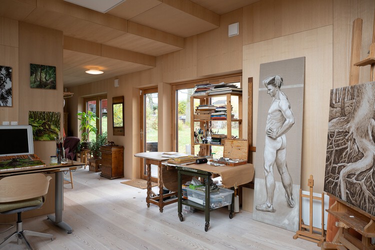 The Red House / Morfeus Arkitekter-インテリア写真、ダイニングルーム、木材、照明、テーブル、棚、椅子
