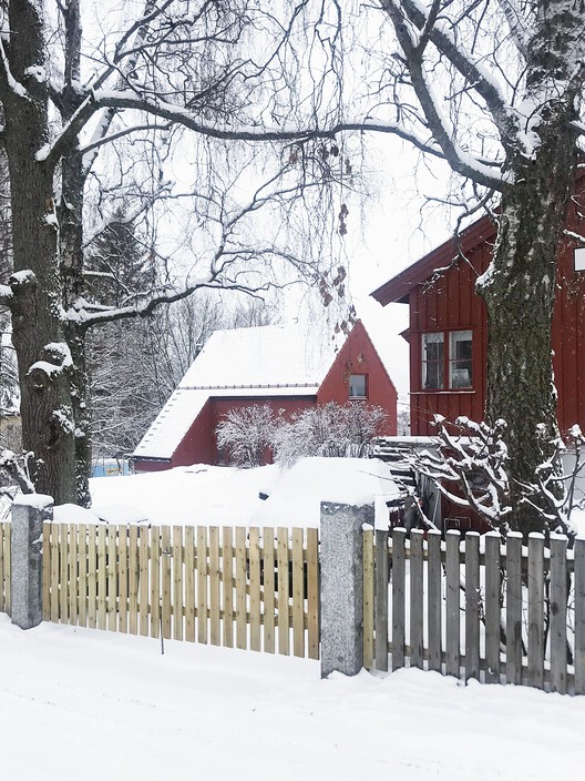 The Red House / Morfeus Arkitekter-外観写真、木、フェンス