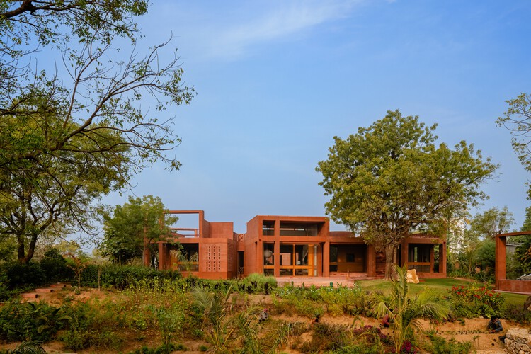 Alloa Hills Weekend Home / Studio Sangath-外装写真、庭