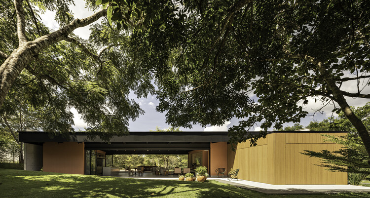 Galgo House / Tati Tavares + Alex Dalcin Arquitetura- 36の画像1
