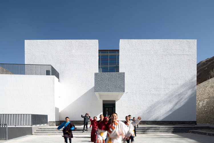 Lhozhag County Middle School / Shenzhen Huahuiデザインの多機能アートセンター -  37の画像1