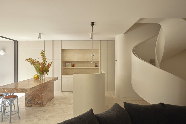 Malvern House / Studio Ceravolo-インテリア写真、キッチン、木材、照明、椅子