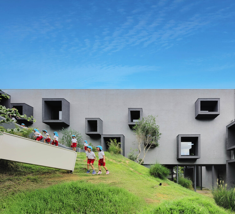 fk幼稚園と保育園 / hibinosekkei + youji no shiro + kids design labo-エクステリア写真、中庭